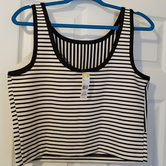 HP!🎉 Black and White Crop Tank - Picture 2 of 5